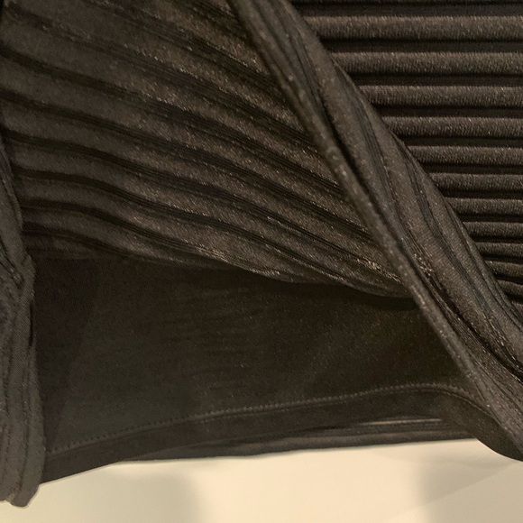 NWT Cache’ Lined Top withh Mesh Top and Keyhole Detail
Sz Small - Picture 11 of 12